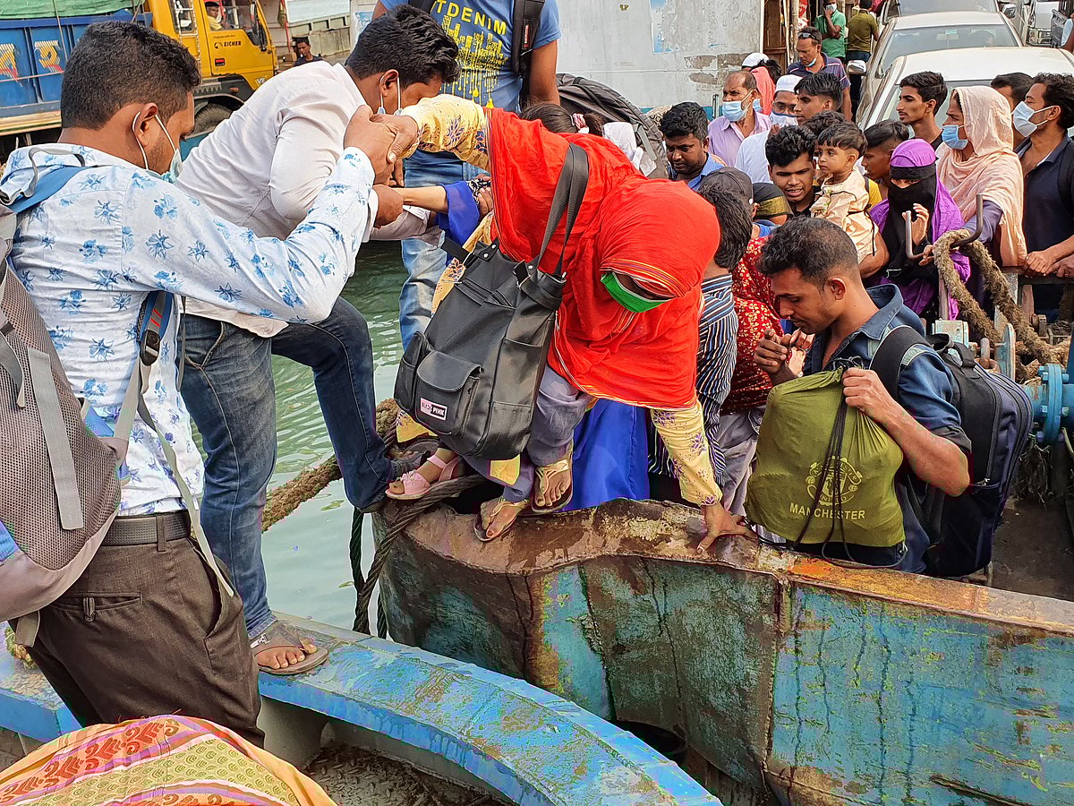 দৌলতদিয়া–পাটুরিয়া নৌপথে আজ মঙ্গলবার সকাল থেকে অধিকাংশ ফেরি চালু থাকায় ঘাট সংকটে পড়ছে ফেরি। দীর্ঘ সময় ঘাট না পাওয়ায় যাত্রীরা এভাবে ঝুঁকি নিয়ে নামতে বাধ্য হন।