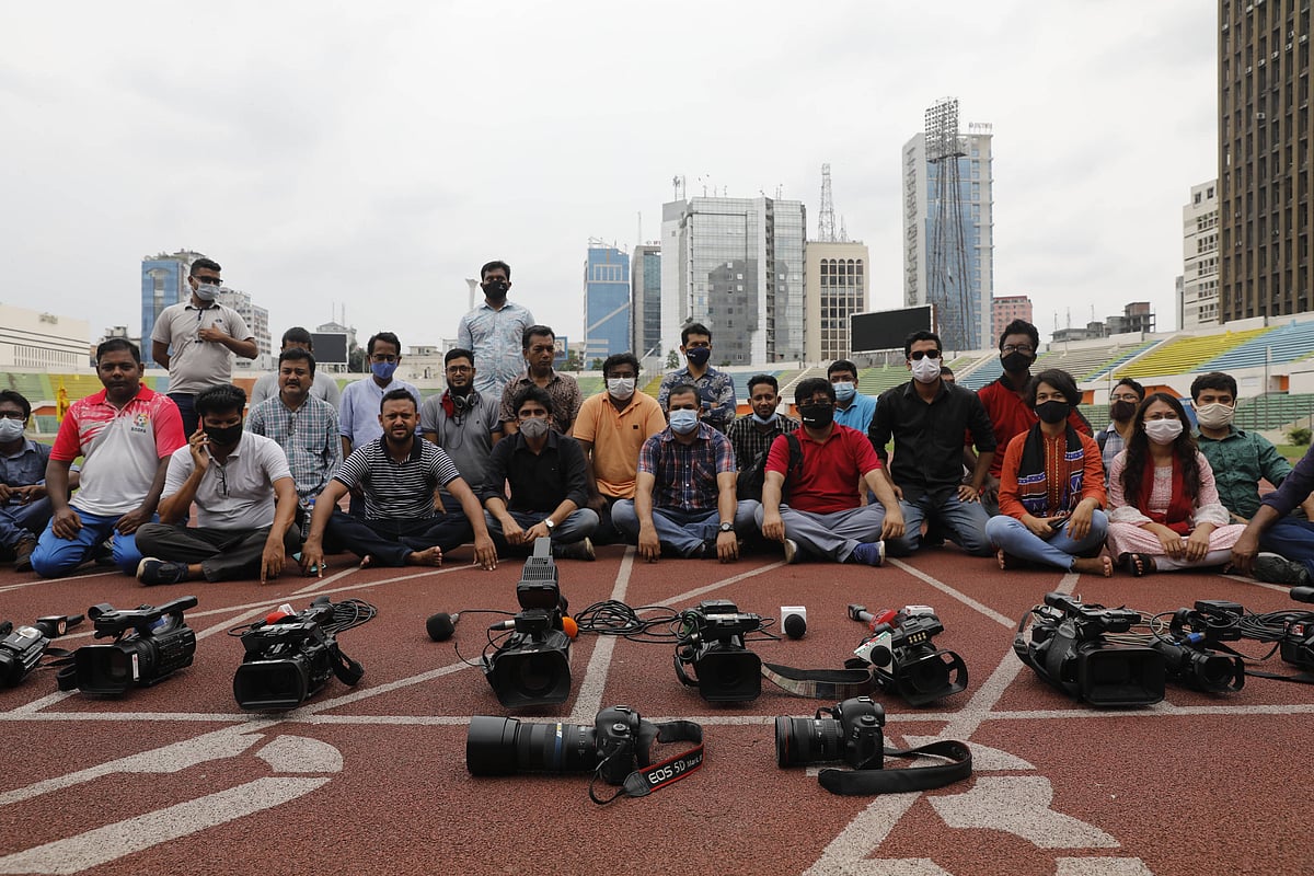 অ্যাথলেটিক্স ট্র্যাকে বসে ক্রীড়া সাংবাদিকদের প্রতিবাদ। আজ বঙ্গবন্ধু জাতীয় স্টেডিয়ামে