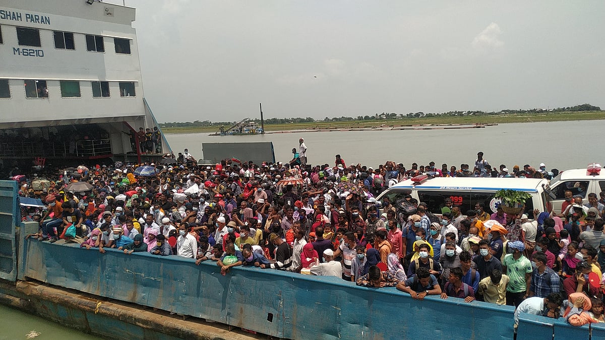 শিমুলিয়া থেকে বাংলাবাজার ঘাটে এসে পৌঁছায় রো রো ফেরি শাহ পরান। এতে প্রায় সাড়ে তিন হাজার যাত্রী ছিল