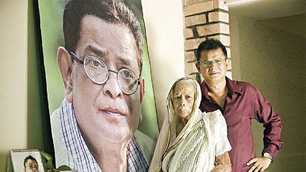মা আয়েশা ফয়েজ এবং বড় ভাই হুমায়ূন আহমেদকে হারিয়ে আনন্দের ঈদকে এখন বেদনার মনে হয় আহসান হাবীবের৷