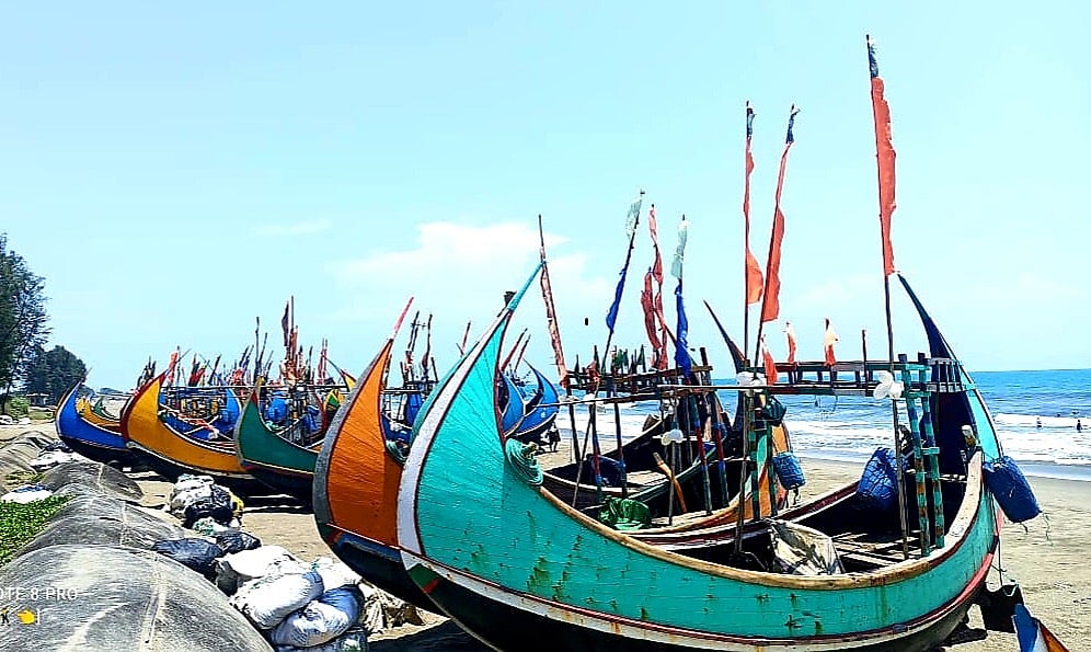 উপকূলে মাছ নেই। রঙিন নৌকাগুলো পড়ে আছে বালুচরে। কক্সবাজারের টেকনাফ সৈকতের মহেশখালীয়াপাড়ায়