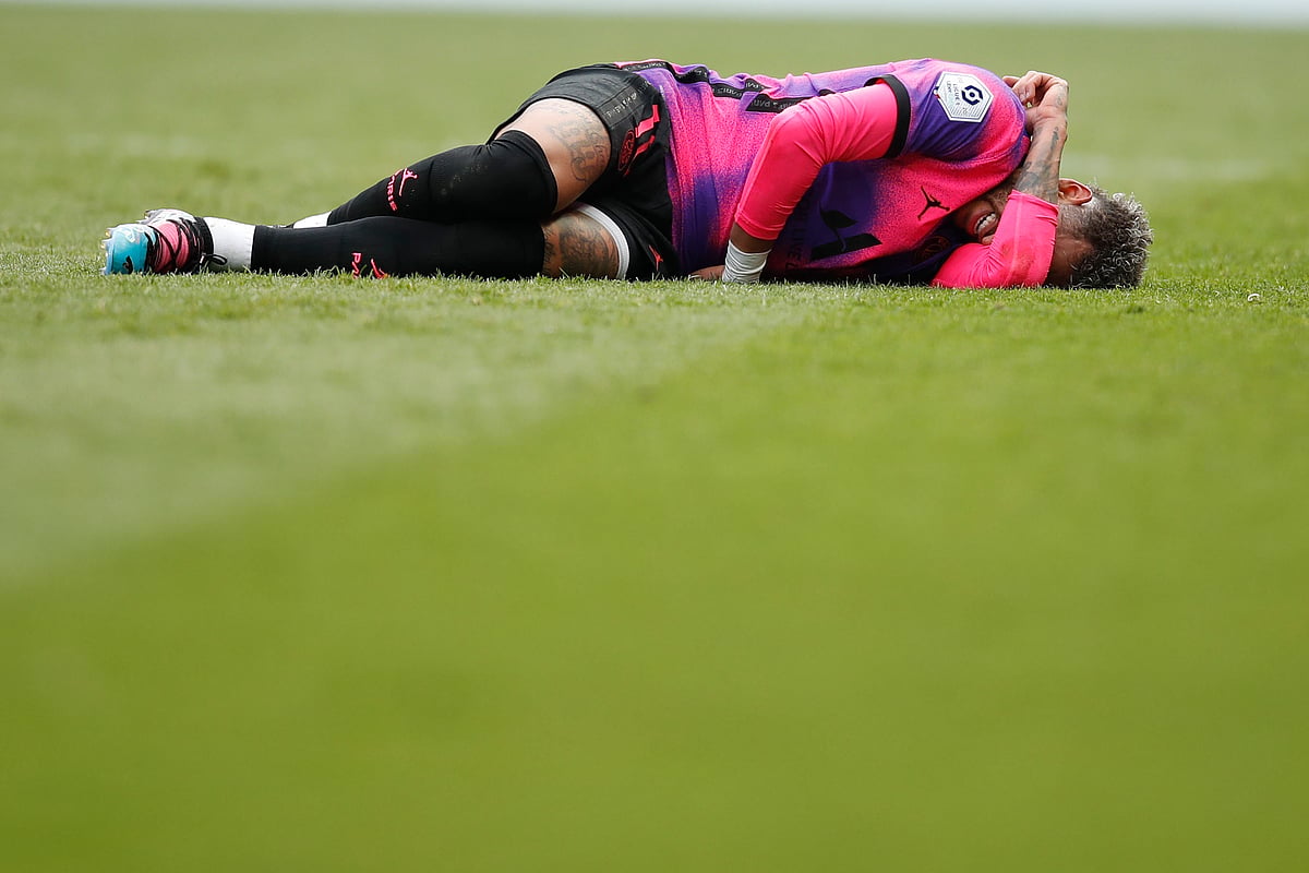 লাঁসের বিপক্ষে কড়া ট্যাকলের শিকার হয়েছেন নেইমার।