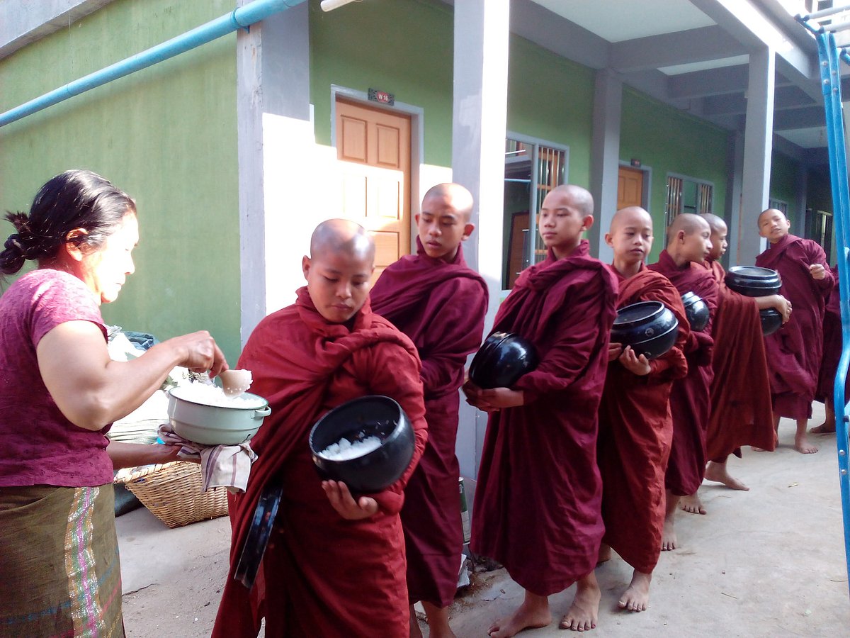 ভিক্ষুদের ভিক্ষা গ্রহণ