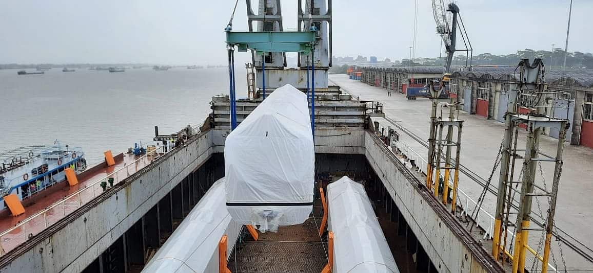 মোংলা সমুদ্রবন্দরে দ্বিতীয় দফায় আসা মেট্রোরেলের বগিগুলো খালাসের কাজ চলছে