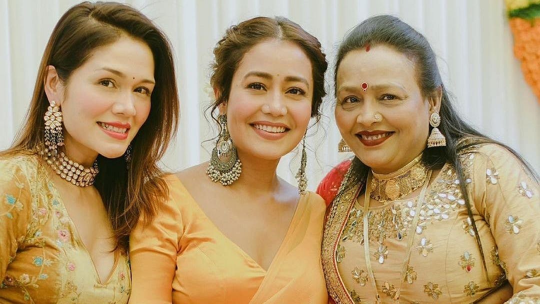 মা ও বোনের সঙ্গে নেহা কক্কর