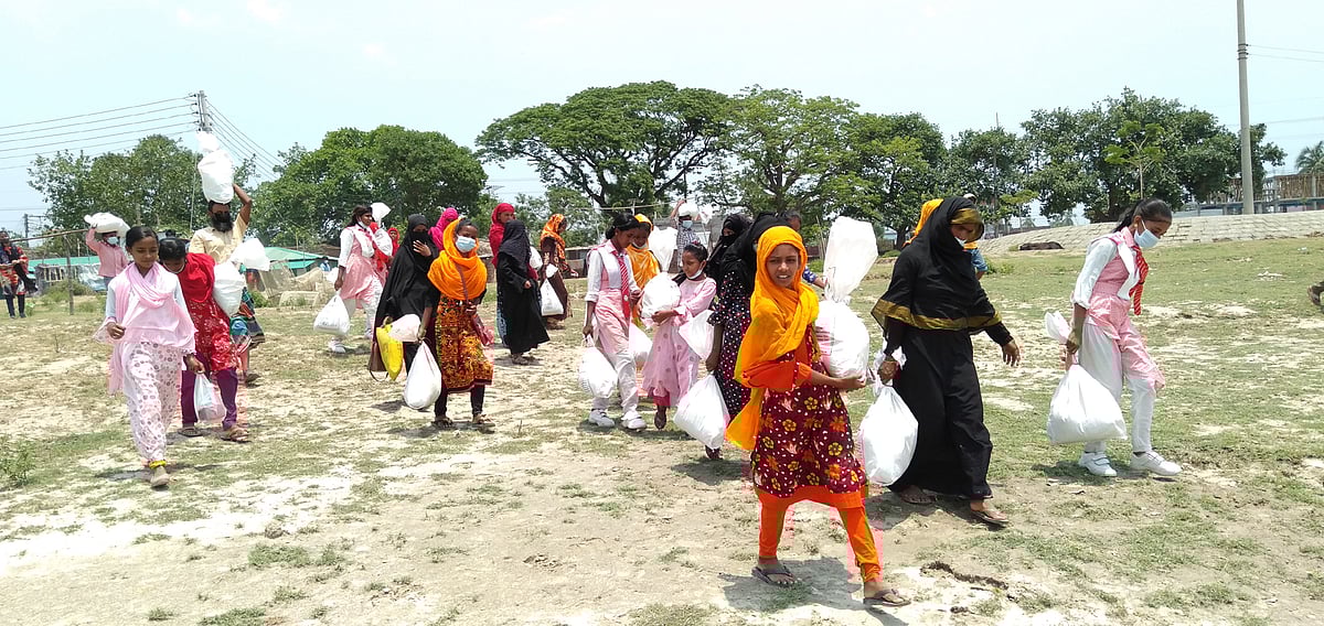 প্রথম আলো ট্রাস্টের উদ্যোগে ও সামিট গ্রুপের সহযোগিতায় রাজশাহীর আলোর পাঠশালা বিদ্যালয়ের শিক্ষার্থীদের মধ্যে ঈদ উপহারসামগ্রী বিতরণ করা হয়। শুক্রবার বেলা ১১টার দিকে রাজশাহী নগরের রানিনগর শহীদ মিনার এলাকায়