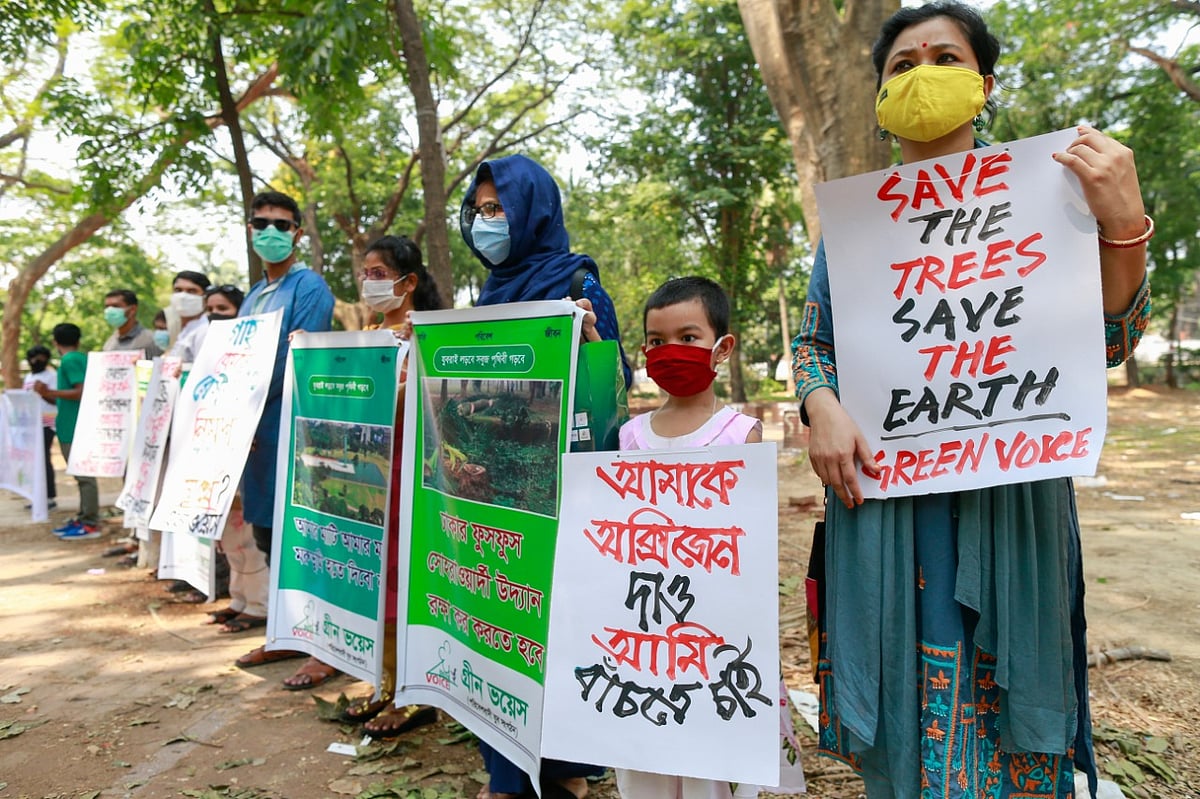সোহরাওয়ার্দী উদ্যানে গাছ কাটার প্রতিবাদে গ্রিন ভয়েসের সমাবেশ। সোহরাওয়ার্দী উদ্যান, ঢাকা, ৭ মে