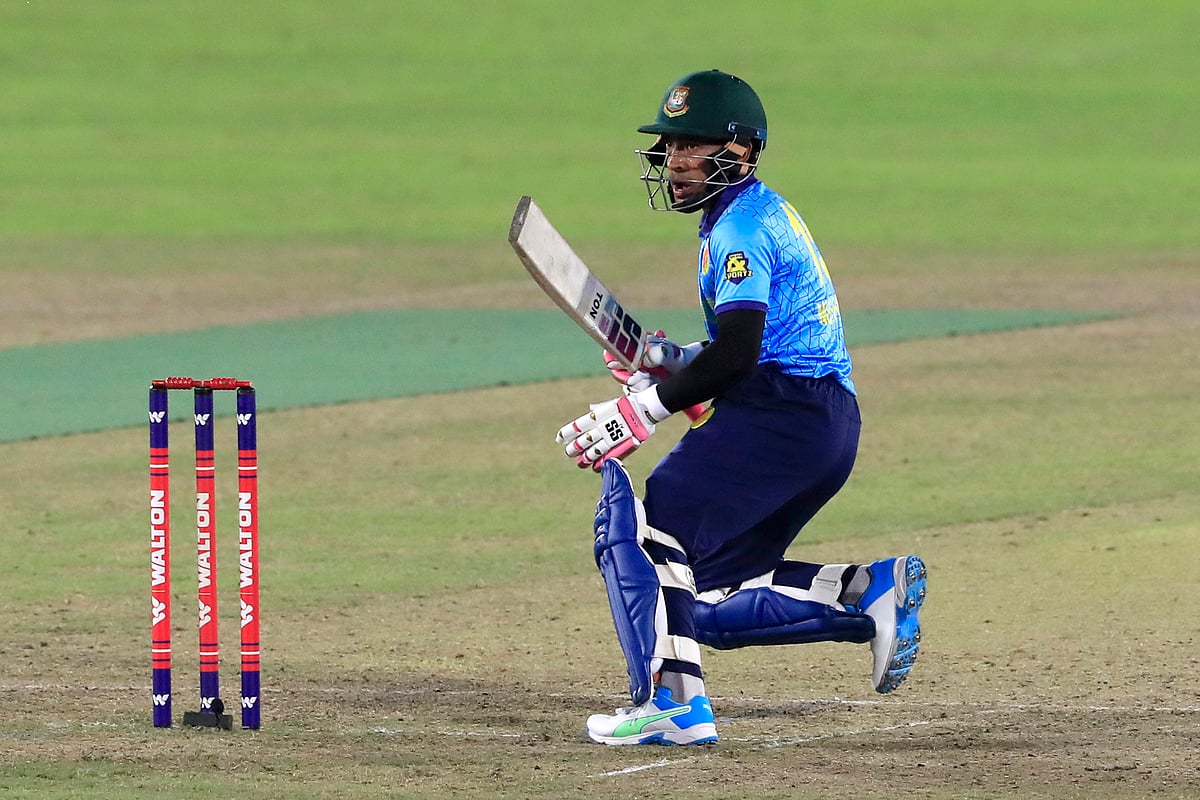 আবাহনীর হয়ে ব্যাট হাতে আলো ছড়িয়েছেন মুশফিক।