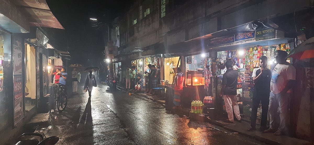 বিকেল পাঁচটার পর কোনো কাঁচাবাজার ও মুদিদোকান খোলা রাখা যাবে না। সন্ধ্যার পর কোনো রাস্তার মোড়ে বা স্থানে একাধিক ব্যক্তির জটলা বা একসঙ্গে চলাফেরা করা যাবে না। বিধিনিষেধে এসব বলা হলেও সন্ধ্যার পর দোকানপাট খোলা থাকছে। থাকছে জটলাও। রোববার রাত ৮টার দিকে নগরের মিয়াপাড়া মেইন রোড এলাকায়