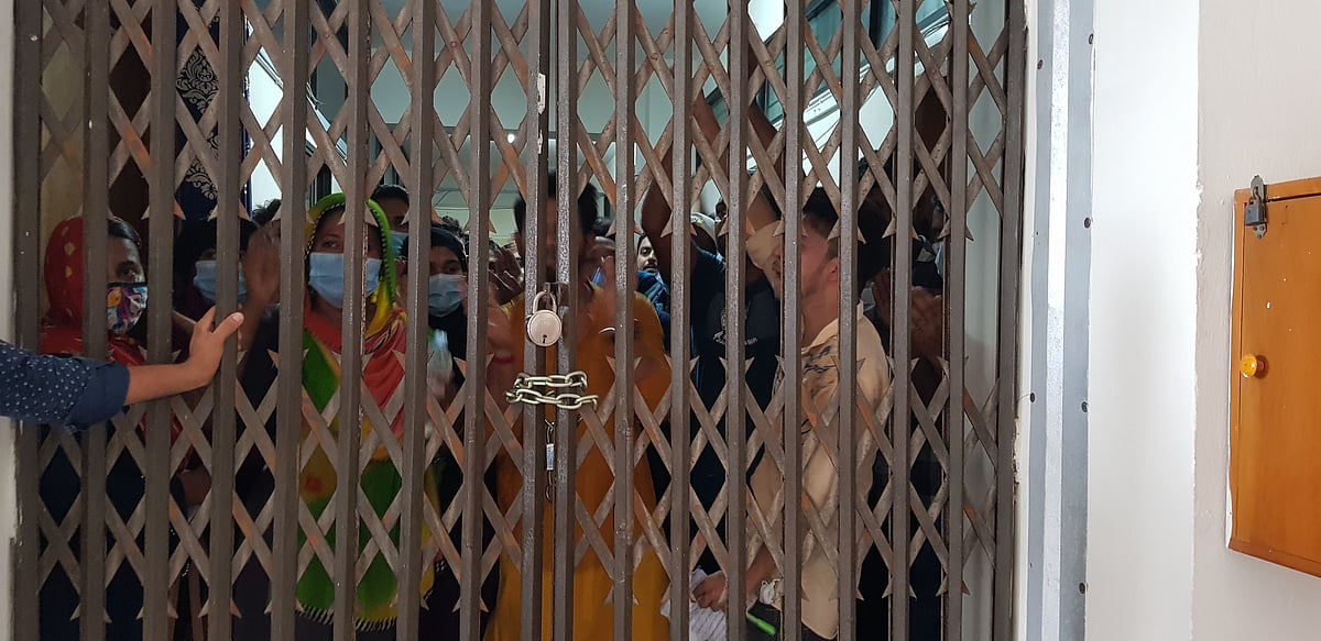 চাকরি স্থায়ীকরণের দাবিতে গোপালগঞ্জ বঙ্গবন্ধু শেখ মুজিবর রহমান বিজ্ঞান ও প্রযুক্তি বিশ্ববিদ্যালয়ের উপাচার্য ও রেজিস্ট্রারে দপ্তর তালা লাগিয় অবরুদ্ধ করে রেখেছেন দৈনিক মজুরি ভিত্তিতে কাজ করা কর্মচারীরা। বুধবার দুপুরে