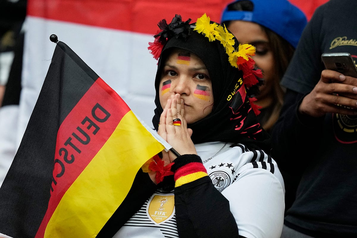 ওয়েম্বলিতে হারের পর এভাবেই হতাশায় পুড়েছেন জার্মানির সমর্থকেরা।