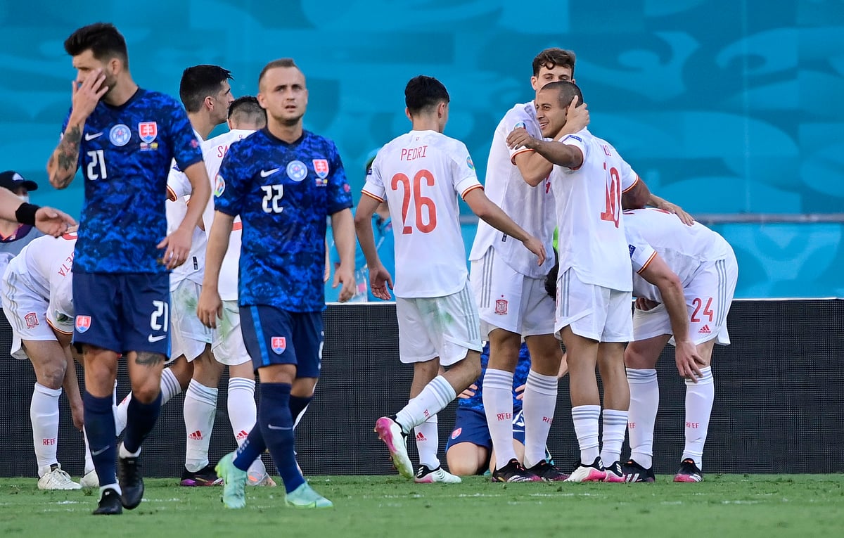 স্লোভাকিয়াকে গোলের বন্যায় ভাসিয়ে শেষ ষোলোতে উঠেছে স্পেন।