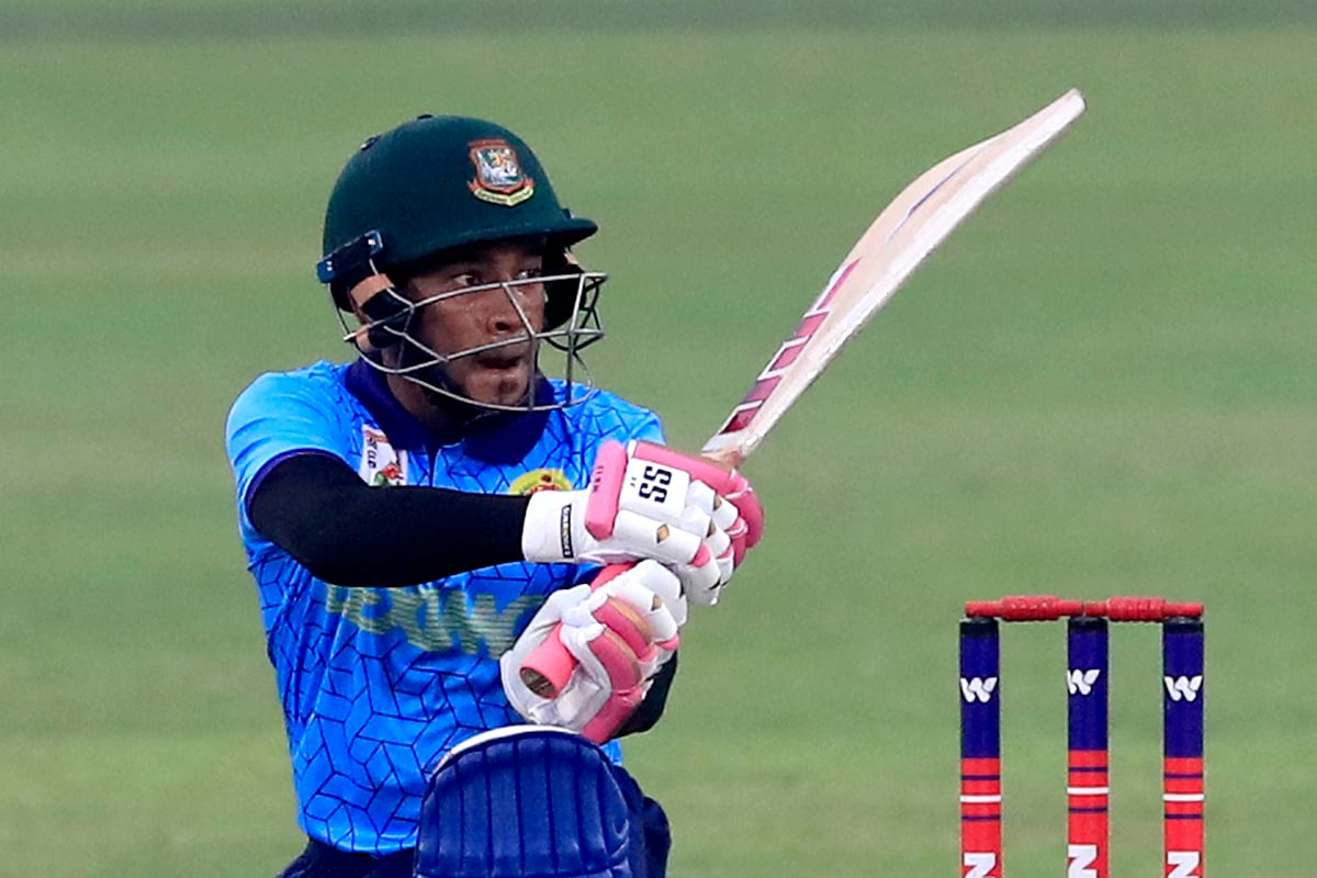 আগের তিন ম্যাচের মতো মুশফিক আজ জ্বলে উঠতে পারেননি, আবাহনীও জেতেনি।