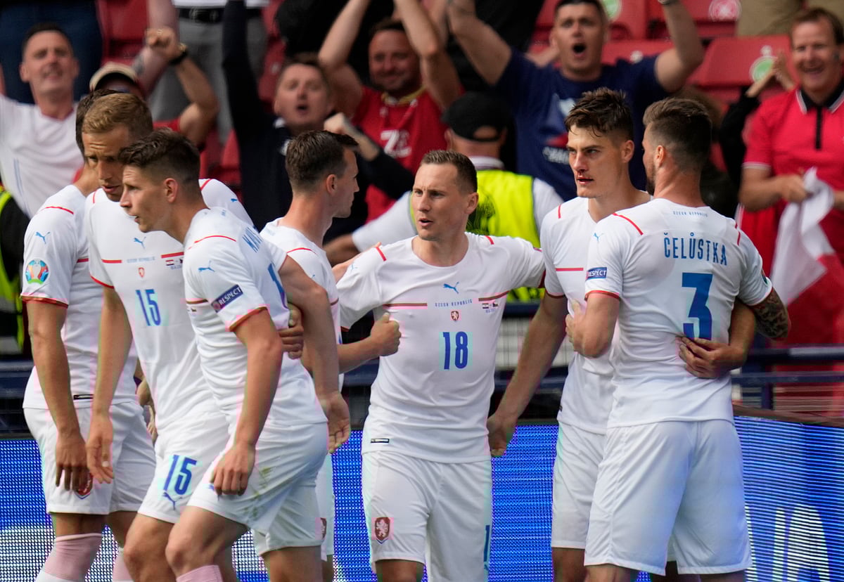 প্যাট্রিক শিককে ঘিরে চেক প্রজাতন্ত্রের সতীর্থদের উচ্ছ্বাস।