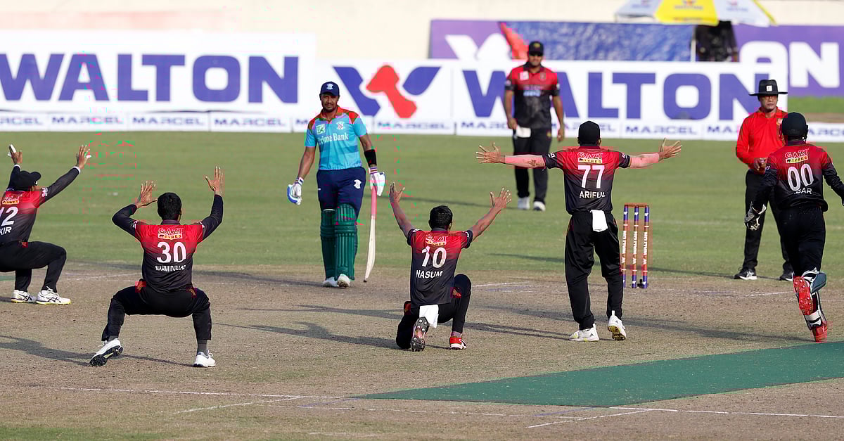 অলক কাপালিকে (ছবিতে নেই) আউট করার জন্য গাজী গ্রুপের জোরালো আবেদন।