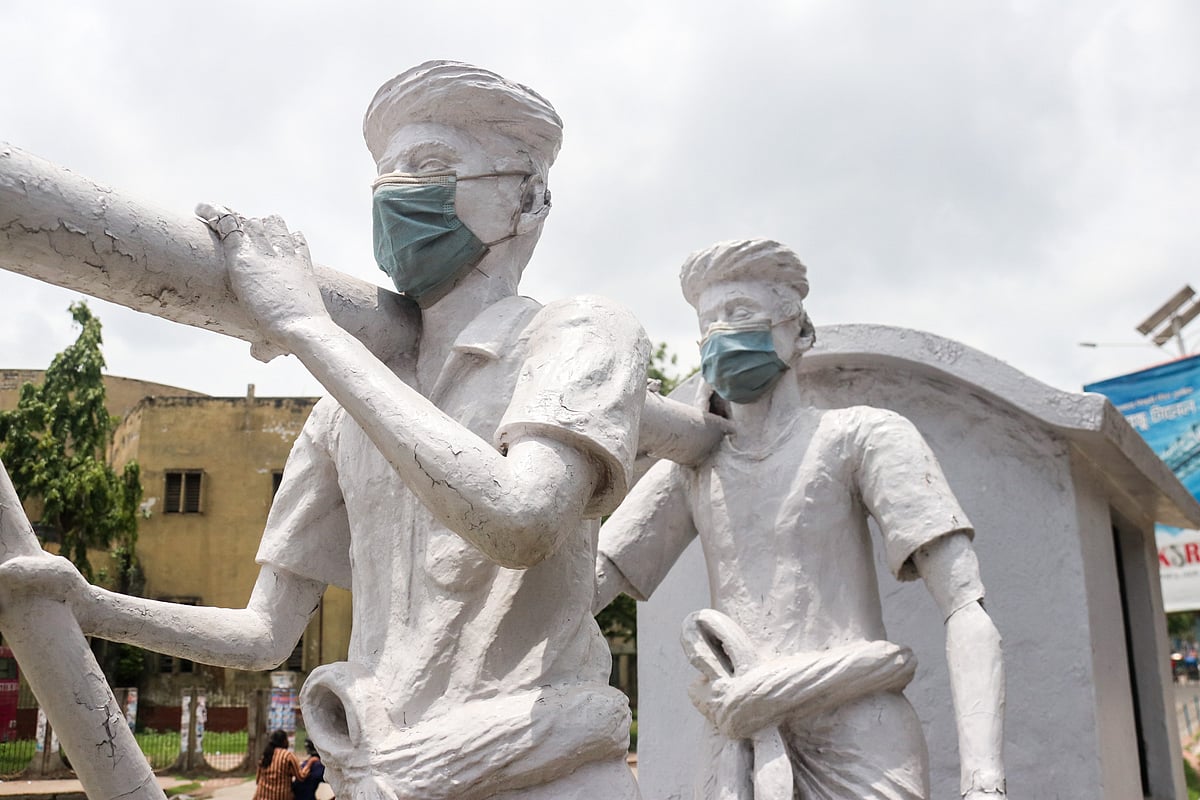 করোনা সংক্রমণ থেকে রক্ষা পেতে মাস্ক ব্যবহার করার নিয়ম। সচেতনতা বাড়াতে শিববাড়ী মোড়ে চার বেহারার পালকি ভাস্কর্যে বেহারার মুখে মাস্ক পরিয়ে রাখা হয়েছে। শিববাড়ী মোড়, খুলনা, ১৪ জুন