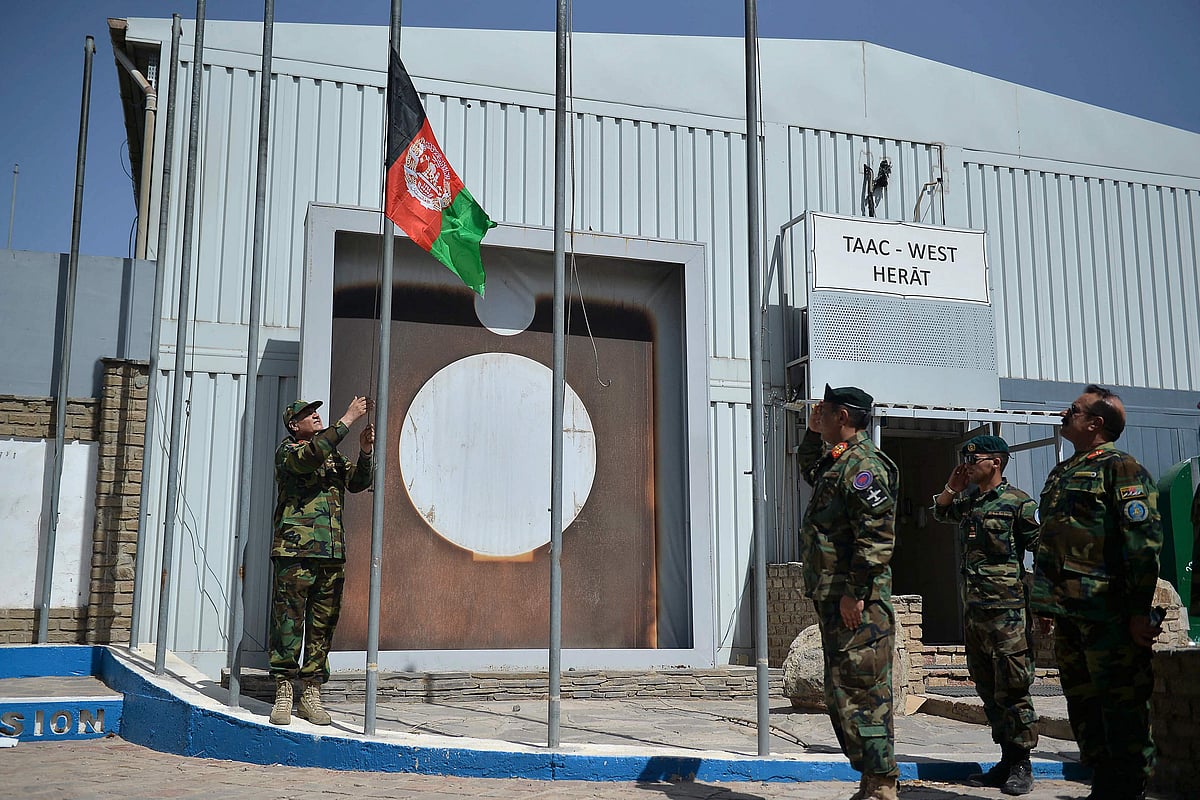 ইতালির সেনা ক্যাম্পে নিজেদের দেশের পতাকা উত্তোলন করেছেন আফগানিস্তানের সেনারা। ইতালির সেনারা আফগানিস্তান ত্যাগ করার পর তাঁরা এই পতাকা উত্তোলন করেন। গুজারা জেলা, হেরাত প্রদেশ, আফগানিস্তান, ৩০ জুন।