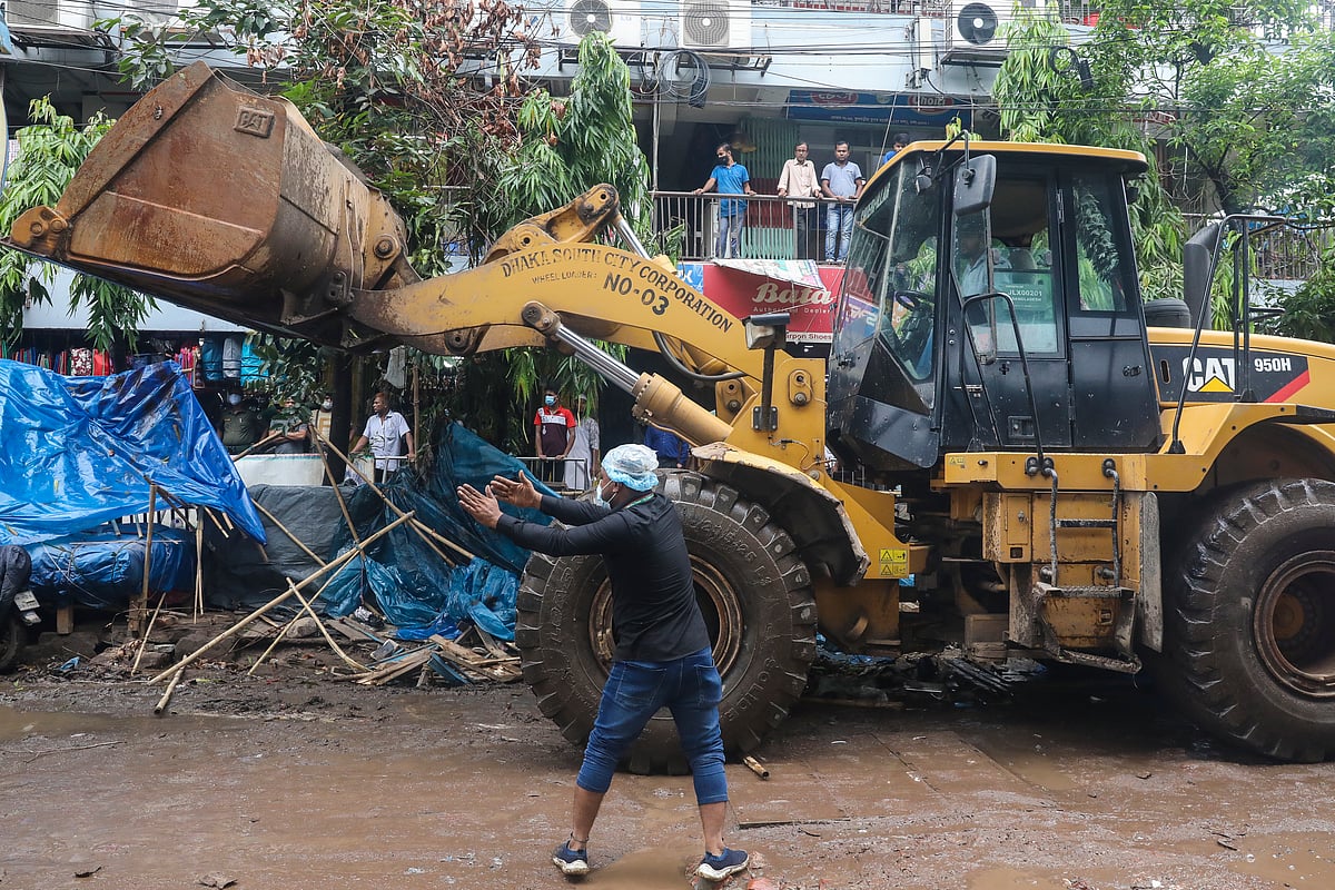ফুলবাড়িয়া সুপারমার্কেট থেকে বঙ্গবাজার পর্যন্ত ফুটপাথ ধরে অবৈধভাবে দখল করে গড়ে ওঠা দোকানপাট উচ্ছেদ করে ঢাকা দক্ষিণ সিটি করপোরেশন। ফুলবাড়িয়া সুপার মার্কেট, গুলিস্তান, ঢাকা, ২০ জুন।
