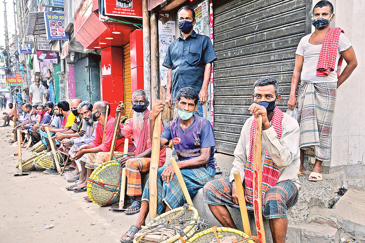 করোনা মহামারিতে আয় কমেছে মানুষের, দারিদ্যসীমার নিচে নেমে গেছে অসংখ্য মানুষ। অথচ সরকারের পরিসংখ্যান বলছে, মাথাপিছু আয় বৃদ্ধির কথা। তাহলে আয় আসলে কার বেড়েছে। সম্প্রতি চট্টগ্রাম নগরে কাজের অপেক্ষায় দিনমজুরেরা।