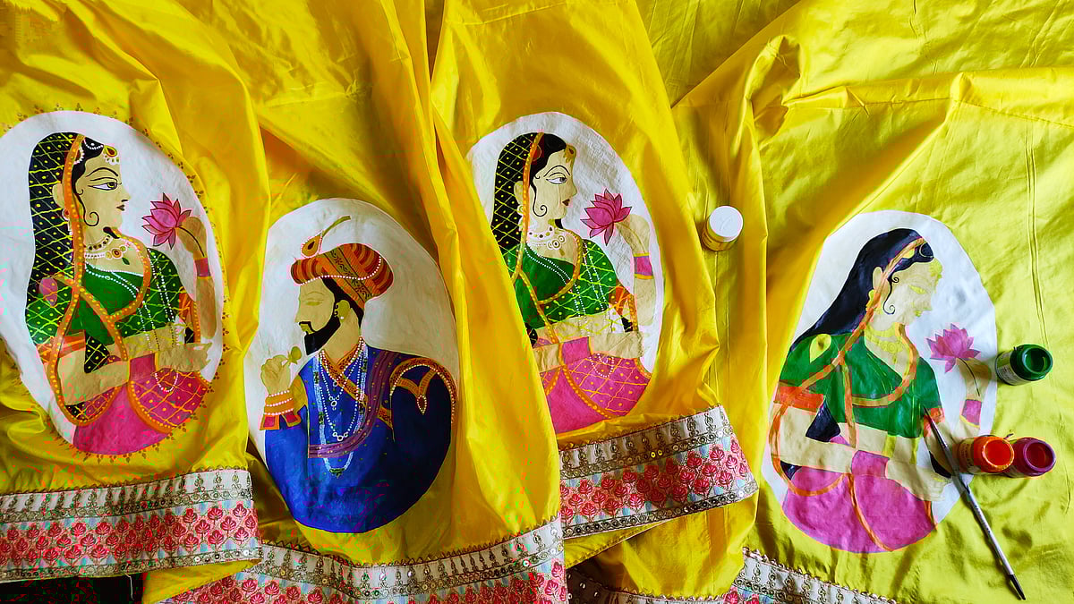 বোনের হলুদের শাড়ির এই পাড় এঁকেছেন ভাই সাদিত উজ জামান