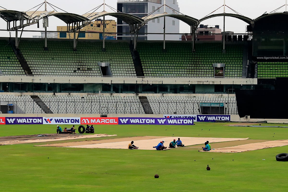প্রিমিয়ার ক্রিকেট লিগে আজ হানা দিয়েছে বৃষ্টি।