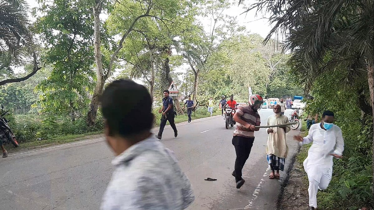 মাদারীপুরে সাংসদ শাজাহান খান ও জেলা আওয়ামী লীগ সভাপতি শাহাবুদ্দিন আহমেদ মোল্লার সমর্থকদের মধ্যে দফায় দফায় সংঘর্ষ হয়। আজ শনিবার দুপুর ১২টার দিকে সদর উপজেলার কলাবাড়ি এলাকায়