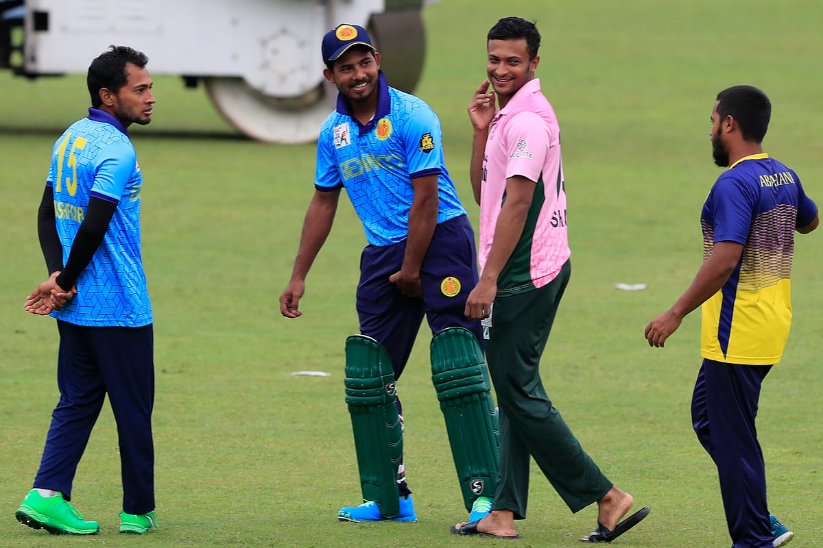 উত্তেজনা শেষে প্রতিপক্ষ দলের  ক্রিকেটারদের সঙ্গে খুনসুটি করতে দেখা যায় সাকিবকে।