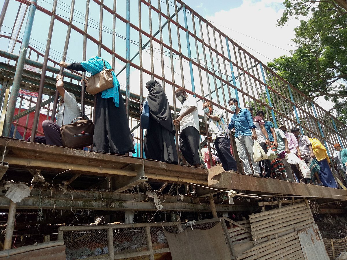 চলাচল নিয়ন্ত্রণে ফরিদপুর কুমার নদের ওপর বেইলি সেতুর দুই পাশে লোহার রড দিয়ে আটকে দেওয়া হয়েছে। তারপরও ঝুঁকি নিয়ে চলাচল করছে মানুষ। আজ রোববার সকালে শহরের আলীপুর এলাকায়।