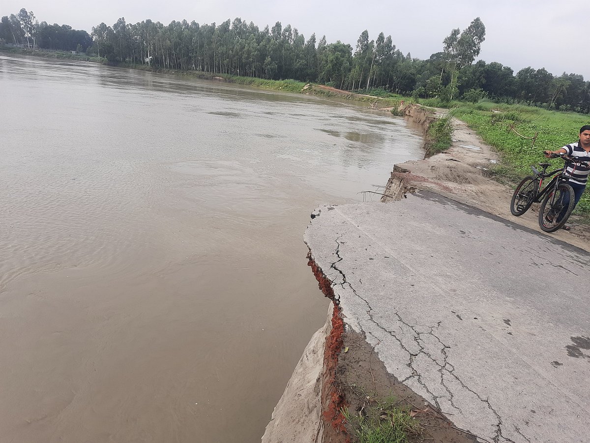 ঝিনাই নদে ব্যাপক ভাঙন শুরু হয়েছে।  মঙ্গলবার সকালে টাঙ্গাইলের মির্জাপুর উপজেলার কুর্ণী ফতেপুর রাস্তার হিলড়া বাজারের কাছে।