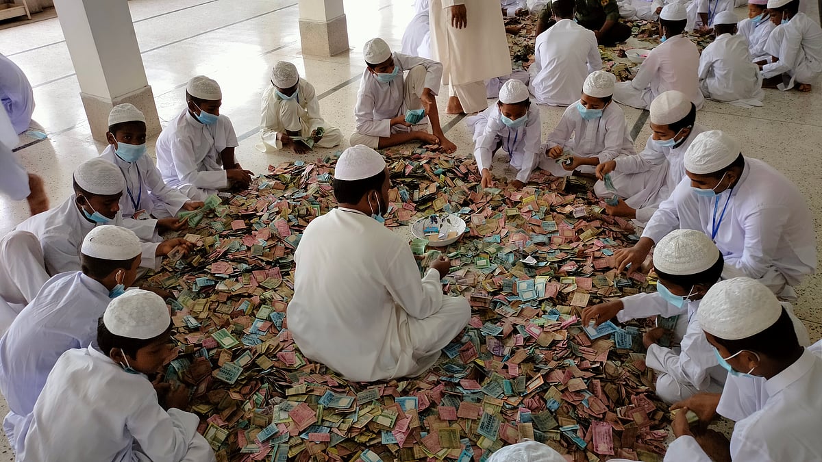কিশোরগঞ্জের ঐতিহাসিক পাগলা মসজিদের দান সিন্দুকের টাকা গণনা 
করা হচ্ছে। শনিবার বিকেলে