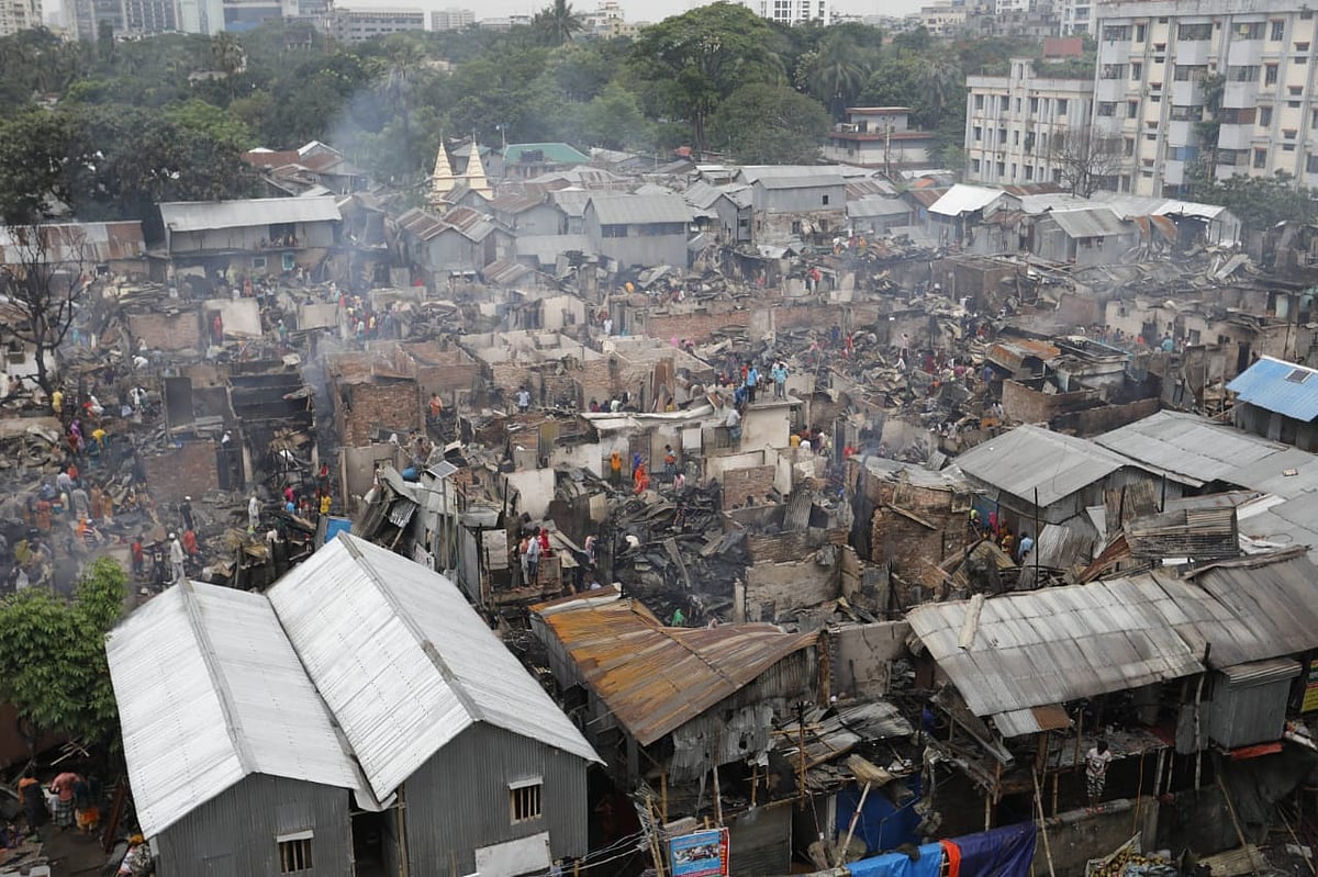 আগুনে পুড়ে গেছে মহাখালীর সাততলা বস্তির অনেক ঘর।