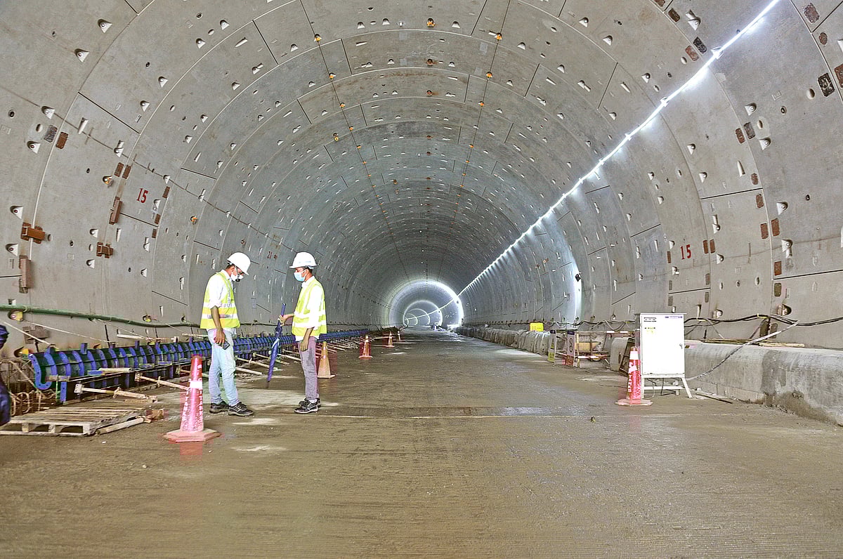 চট্টগ্রামের কর্ণফুলী নদীর তলদেশে নির্মাণাধীন টানেলের প্রায় ৬৯ শতাংশ কাজ সম্পন্ন হয়েছে। টানেলের দুটি টিউবের একটির খননকাজ শেষ। সেখানে চলছে রাস্তার নির্মাণকাজ। এতে ব্যস্ত সময় পার করছেন প্রকৌশলীরা। গতকাল দুপুরে নগরের পতেঙ্গা প্রান্তে।