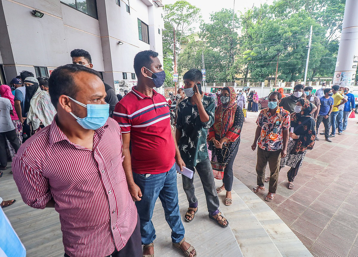 এসেছেন করোনা পরীক্ষা করতে।