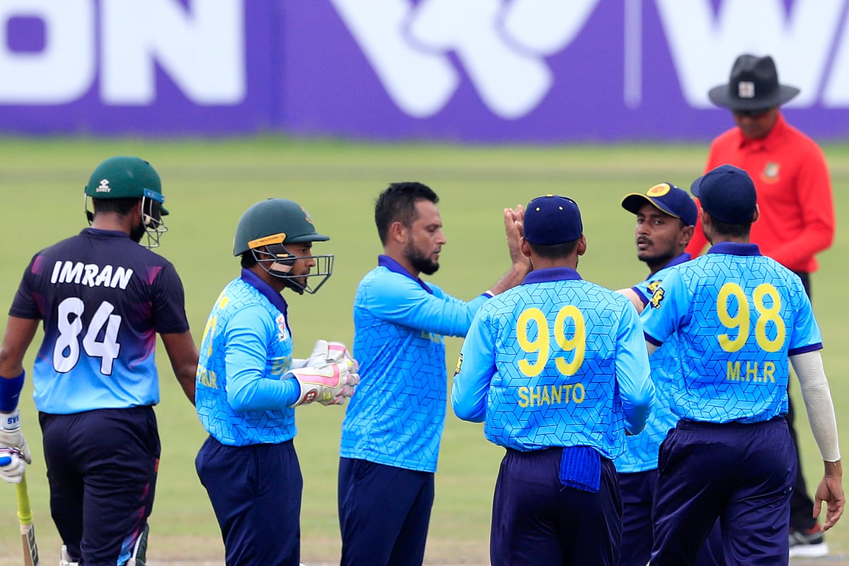 আবাহনীর খেলোয়াড়দের উইকেট উদ্‌যাপন। প্রাইম দোলেশ্বরের বিপক্ষে আবাহনীর বোলাররা ভালো করলেও ব্যাটসম্যানরা ব্যর্থ হয়েছেন।