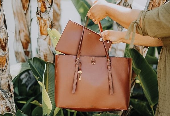 ক্যাকটাস লেদার দিয়ে তৈরি হয়েছে এই ব্যাগ ফ্যাশন ব্র্যান্ড লেগারফেল্ডের জন্য।