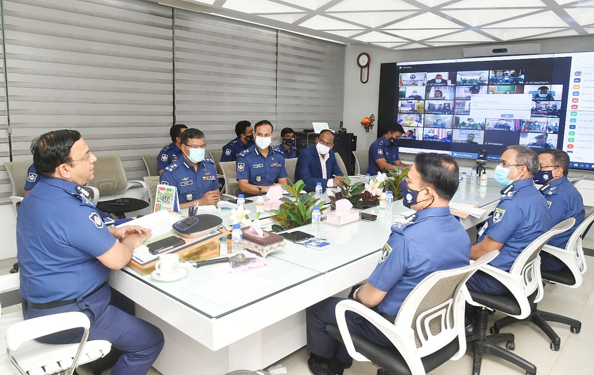 পুলিশ কর্মকর্তাদের সঙ্গে ভার্চ্যুয়াল বৈঠকে পুলিশের মহাপরিদর্শক (আইজিপি) বেনজীর আহমেদ।