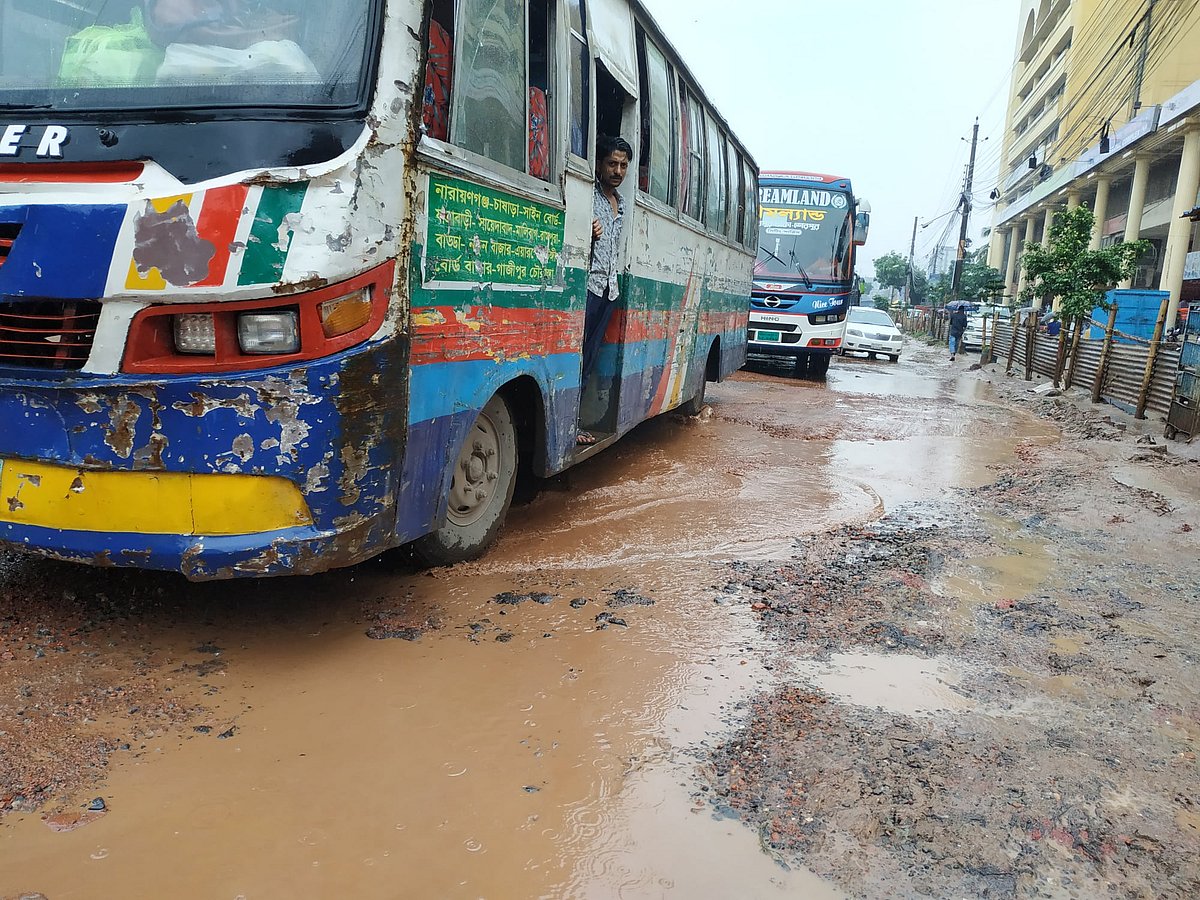 ঢাকা-ময়মনসিংহ মহাসড়কে আজ রোববার যান চলাচল কিছুটা স্বাভাবিক ছিল। তবে সকাল সাড়ে ১০টার দিকে বৃষ্টি শুরু হলে যান চলাচলে দেখা দেয় ধীরগতি। দুপুরে টঙ্গী বাজার এলাকায়।
