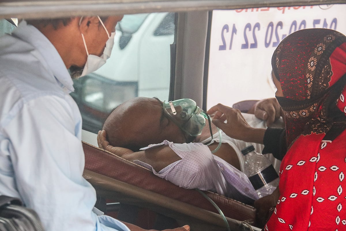 আফজাল হোসেন খুলনা থেকে কদিনের জন্য বাগেরহাট গিয়েছিলেন বেড়াতে। ফিরে এসেই শ্বাসকষ্ট শুরু হয়। করোনা হাসপাতালে তাঁকে নিয়ে আসা হয়েছে ভর্তির জন্য। কিন্তু রোগীর চাপ থাকায় ভর্তি করতে বিলম্ব হয় প্রায় দেড় ঘন্টা। ১৬ জুন, খুলনা ১০০ শয্যাবিশিষ্ট করোনা হাসপাতালে