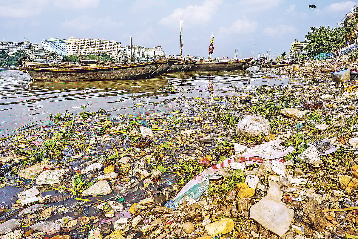 বুড়িগঙ্গা নদীর তীরে ভাসছে কলকারখানার বর্জ্য ও ময়লা-আবর্জনা। ছড়াচ্ছে দুর্গন্ধ। স্বাস্থ্যঝুঁকিতে স্থানীয় মানুষ। গতকাল বেলা তিনটায় দক্ষিণ কেরানীগঞ্জের আগানগর–সংলগ্ন বুড়িগঙ্গা নদীতে