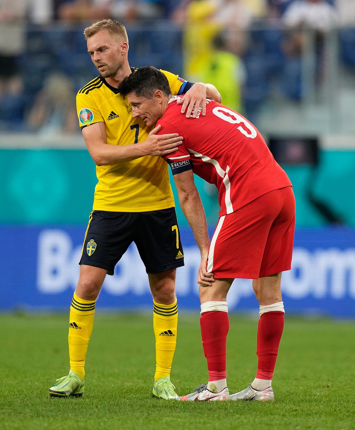 ইউরোর গ্রুপপর্ব থেকে বাদ পড়ার হতাশায় ভেঙে পড়ার লেভানডফস্কিকে সান্ত্বনা দিচ্ছেন সুইডেনের সেবাস্তিয়ান লারসন।