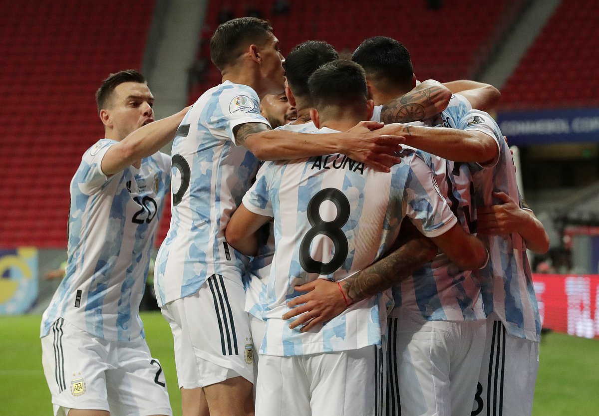 উরুগুয়েকে ১-০ গোলে হারিয়েছে আর্জেন্টিনা।