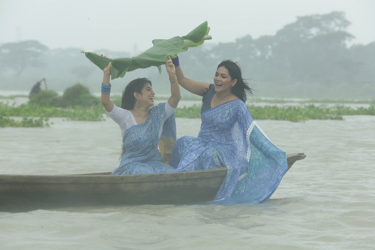 রুমঝুম বৃষ্টিতে হারিয়ে যাওয়ার দিনে।