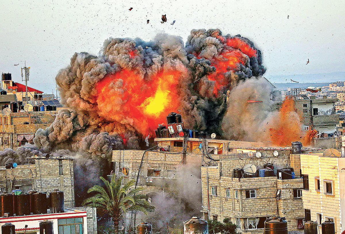 ইসরায়েলি বাহিনীর মুহুর্মুহু বিমান হামলায় কেঁপে উঠছে ফিলিস্তিনি ভূখণ্ড। এমনই এক হামলার পর একটি ভবন থেকে বেরিয়ে আসা আগুনের কুণ্ডলী। গত ১৬ মে গাজা সিটির রিমাল আবাসিক এলাকায়।