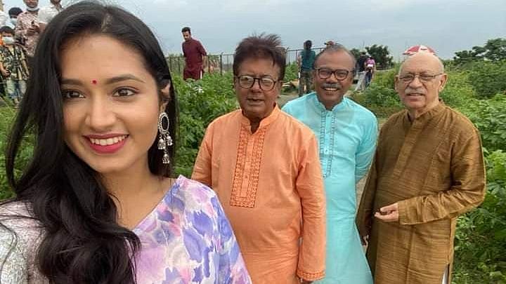 ‘বাবা তোমাকে ভালোবাসি’ নাটকটিতে বিশেষ একটি চরিত্রে আবুল হায়াতের মেয়ের ভূমিকায় অভিনয় করেছেন তাসনিয়া ফারিণ