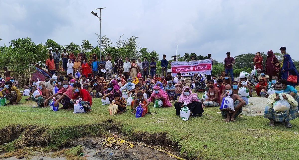 প্রথম আলো ট্রাস্টের সহায়তায় বরগুনায় ঘূর্ণিঝড় ইয়াসে ক্ষতিগ্রস্ত ব্যক্তিদের মধ্যে খাদ্যসামগ্রী বিতরণ করা হয়। আজ পাথরঘাটা উপজেলার কাকচিড়া ইউনিয়নের মাঝের চরে