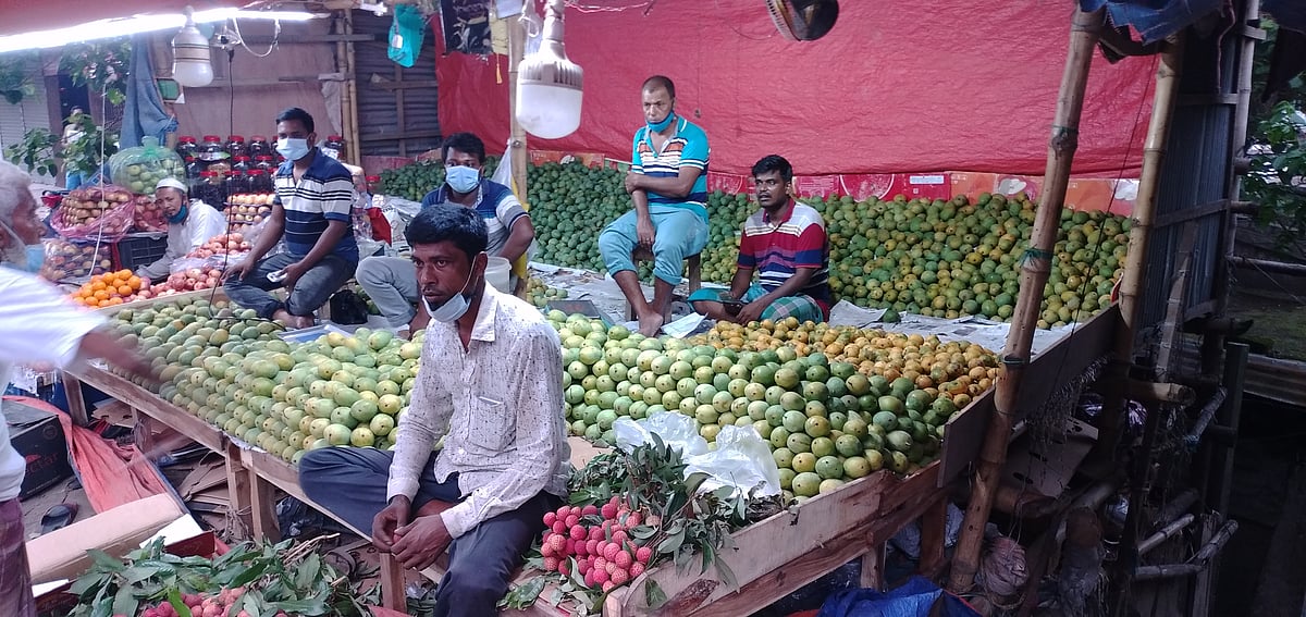 বিভিন্ন জাতের সুস্বাদু আম উঠতে শুরু করেছে হাটে-বাজারে। নওগাঁ শহরের ব্রিজের মোড়ে ফলের দোকানে থরে থরে সাজানো রয়েছে বিভিন্ন জাতের আম। আজ শুক্রবার বিকেলে