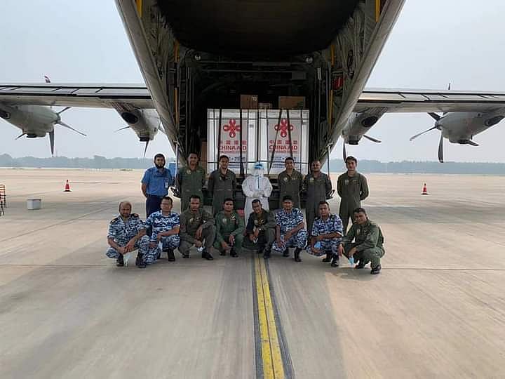 চীনের দেওয়া দ্বিতীয় দফা উপহারের ছয় লাখ টিকা নিয়ে বাংলাদেশ বিমানবাহিনীর দুটি পরিবহন বিমান ঢাকার পথে রওনা দিয়েছে।