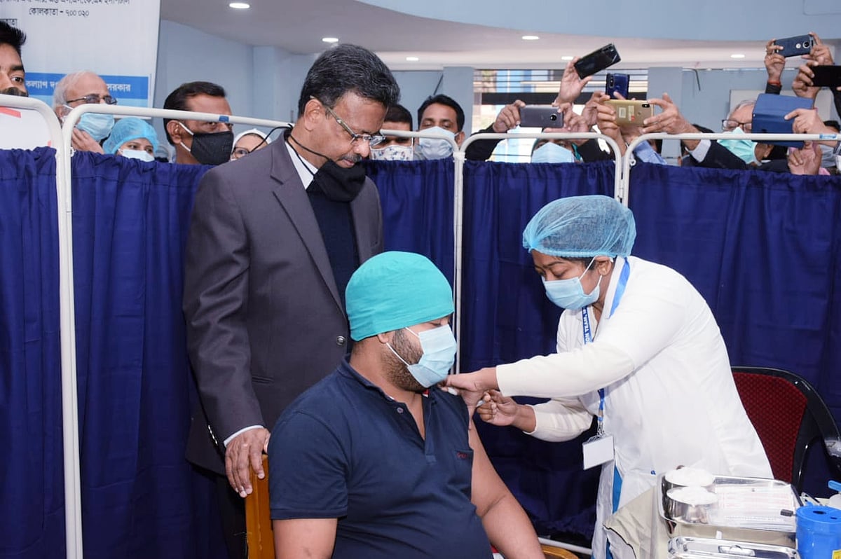 ভারতের কলকাতার পিজি হাসপাতালে দেওয়া হচ্ছে করোনার টিকা।