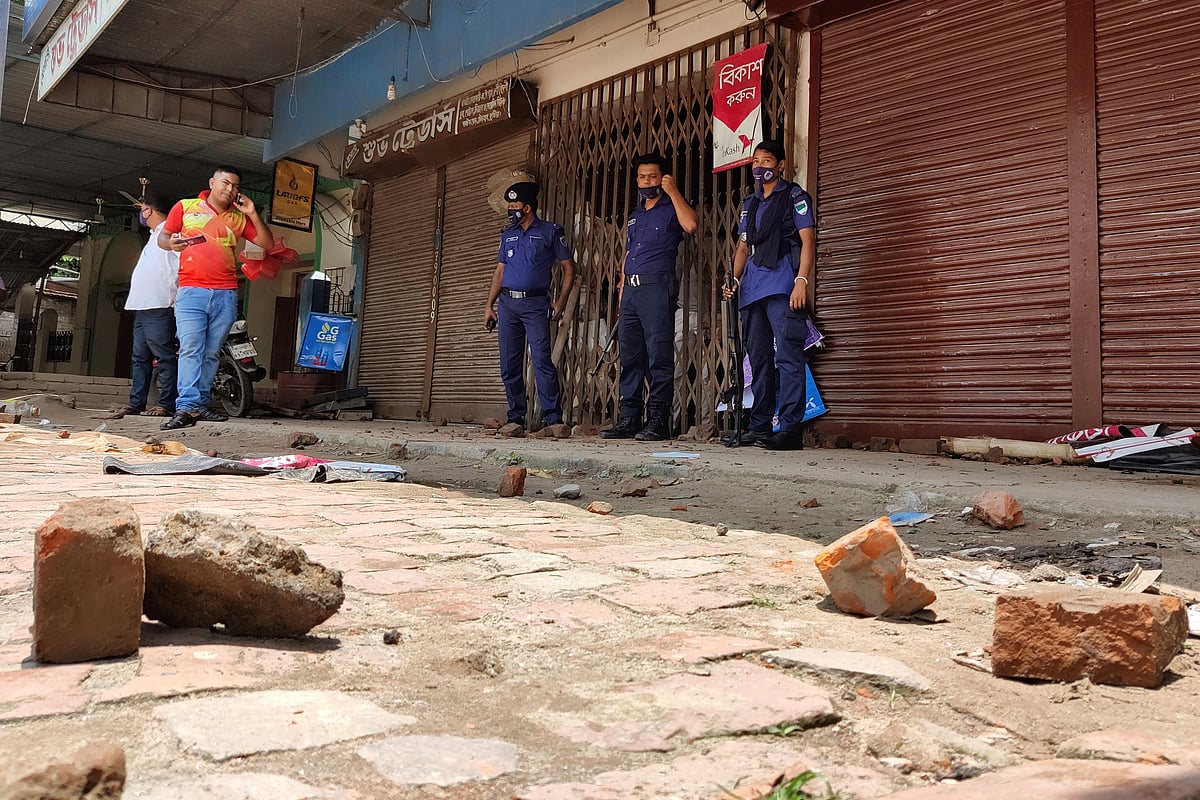 কুষ্টিয়ায় শিশুসহ তিনজনকে গুলি করে হত্যার ঘটনা ঘটেছে। আজ রোববার বেলা ১১টার দিকে শহরের কাস্টমস মোড়ে এ ঘটনা ঘটে