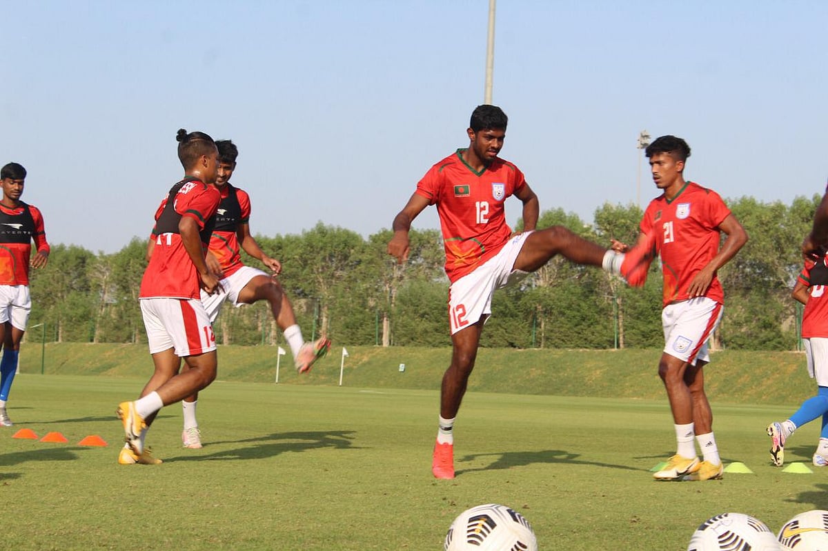 দোহায় অনুশীলনে বাংলাদেশ ফুটবল দল।